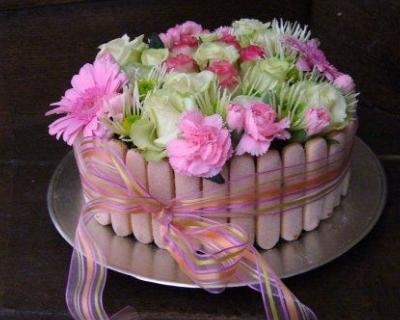 Création d'un gâteau de fleurs fraiches 